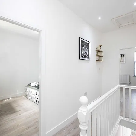 Newly Refurbished 4bedroom House Nr Centre *