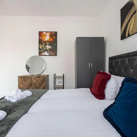 Newly Refurbished 4bedroom House Nr Centre
