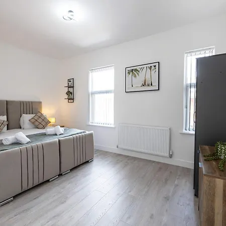 Holiday home Newly Refurbished 4bedroom House Nr Centre *