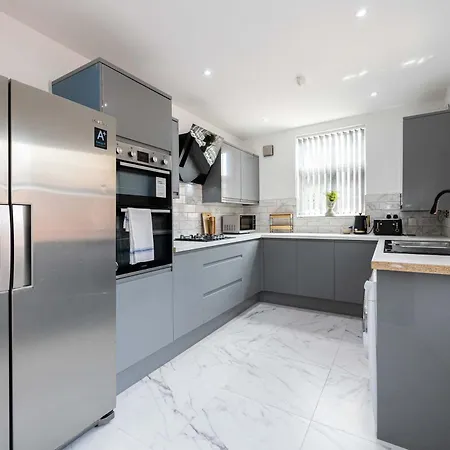 Newly Refurbished 4bedroom House Nr Centre *