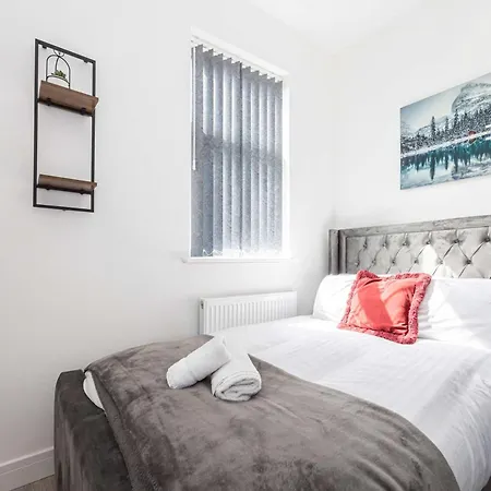 Newly Refurbished 4bedroom House Nr Centre Manchester