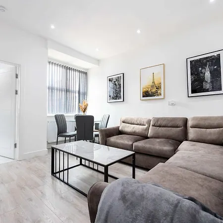 Newly Refurbished 4bedroom House Nr Centre Holiday home