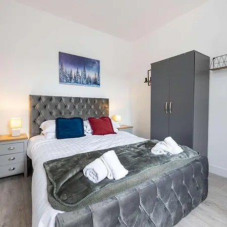 Newly Refurbished 4bedroom House Nr Centre Manchester
