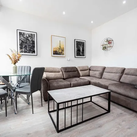 Newly Refurbished 4bedroom House Nr Centre Manchester