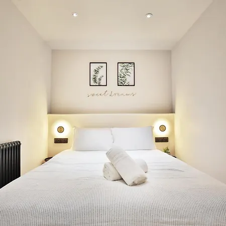 Stunning Luxury Townhouse In Centre Of Manchester