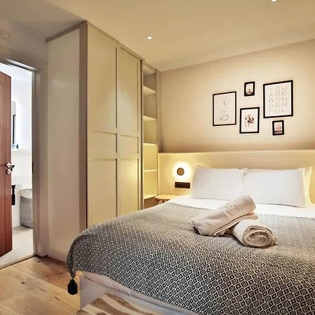Stunning Luxury Townhouse In Centre Of