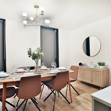 Stunning Luxury Townhouse In Centre Of Holiday home