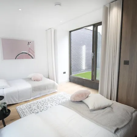 Stunning Luxury Townhouse In Centre Of Vakantiehuis *