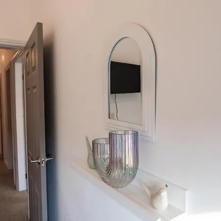 House - Sleeps 7 - Parking - Garden - Near Stn Manchester