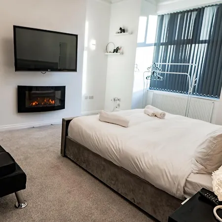 House - Sleeps 7 - Parking - Garden - Near Stn Casa de Férias Manchester