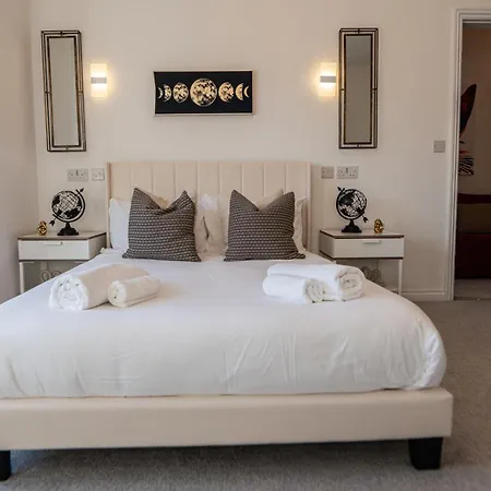 House - Sleeps 7 - Parking - Garden - Near Stn Manchester