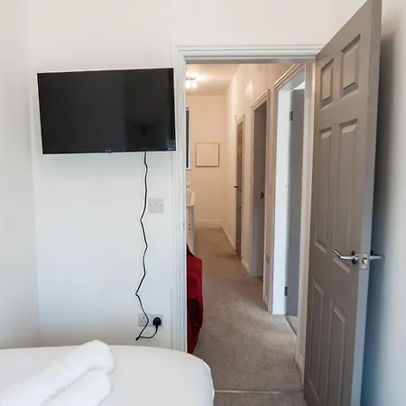 House - Sleeps 7 - Parking - Garden - Near Stn *