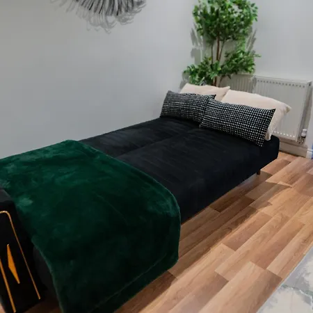 House - Sleeps 7 - Parking - Garden - Near Stn Manchester