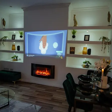 Casa de Férias House - Sleeps 7 - Parking - Garden - Near Stn