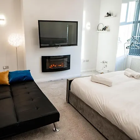 - 4 Beds - Sleeps 7 - Street Parking Holiday home Manchester