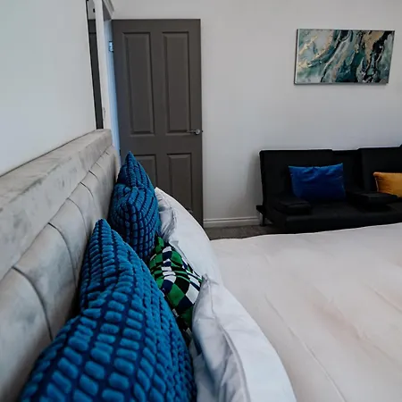 House - Sleeps 7 - Parking - Garden - Near Stn *