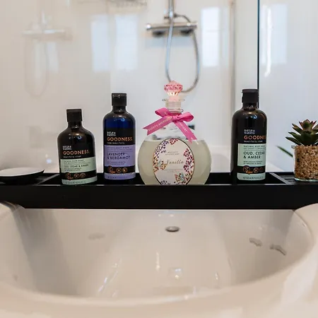 House - Sleeps 7 - Parking - Garden - Near Stn 別荘