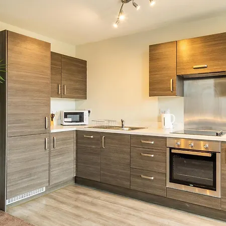 Spacious Studio, Centre , Salford Apartment *