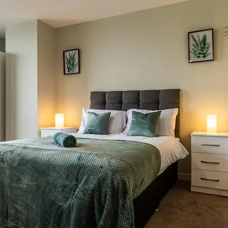 Spacious Studio, Centre , Salford Apartment *
