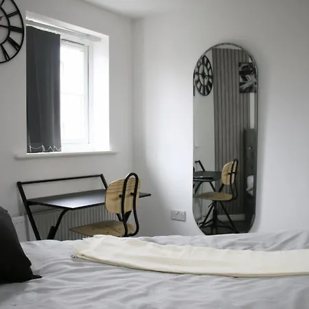 Modern Townhouse-free Parking-pool Table * Manchester