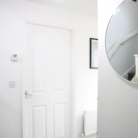 Holiday home Modern Townhouse-free Parking-pool Table *