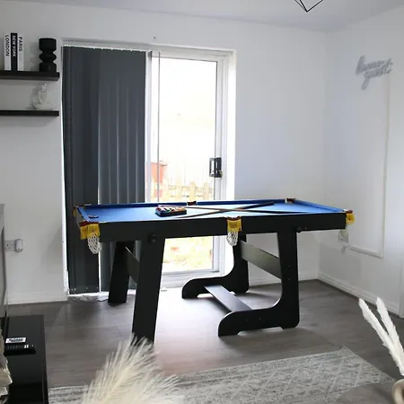 Modern Townhouse-free Parking-pool Table مانشستر