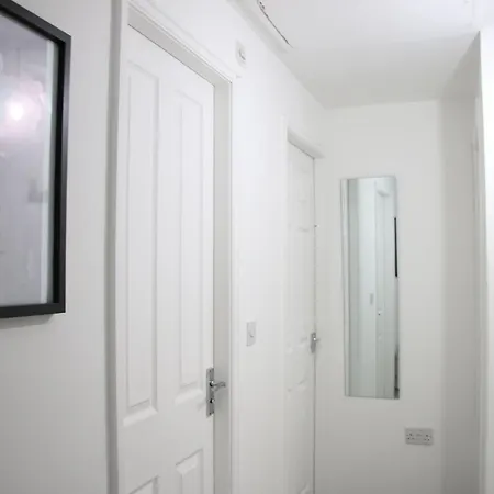 Holiday home Modern Townhouse-free Parking-pool Table Manchester
