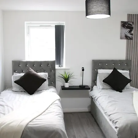 Modern Townhouse-free Parking-pool Table * Manchester