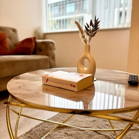 Apartment Luxury 2 Bed Centre Close To Salford Quays - Secured Underground Parking Included *