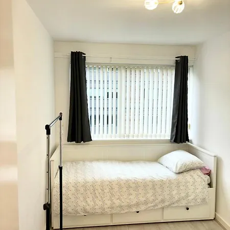 Luxury 2 Bed Centre Close To Salford Quays - Secured Underground Parking Included *