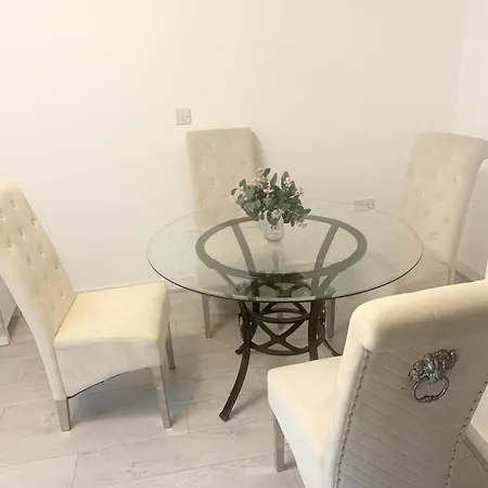 Luxury 2 Bed Centre Close To Salford Quays - Secured Underground Parking Included Apartment