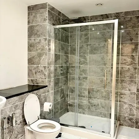 Luxury 2 Bed Centre Close To Salford Quays - Secured Underground Parking Included Apartment *