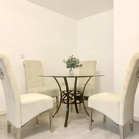 Luxury 2 Bed Centre Close To Salford Quays - Secured Underground Parking Included Apartment *