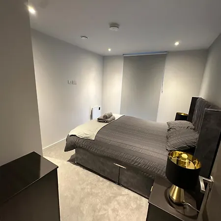 Apartment Spacious Modern 2 Bedroom *