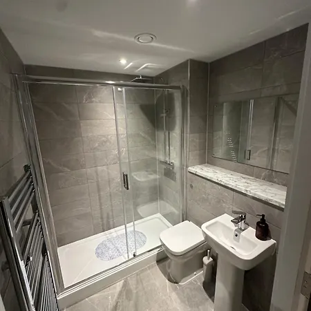 Spacious Modern 2 Bedroom *