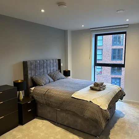 Spacious Modern 2 Bedroom *