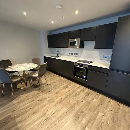 Spacious Modern 2 Bedroom Apartment *