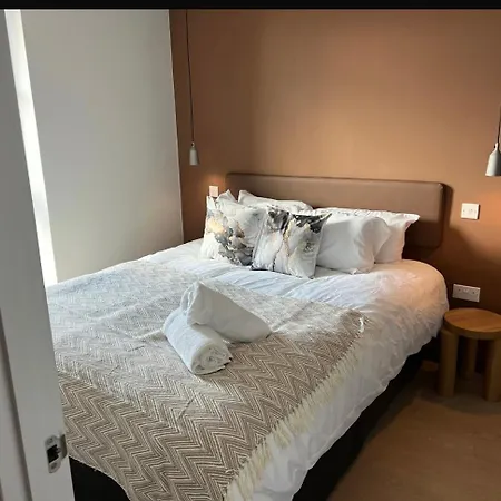 Luxury 2 Bedroom Center