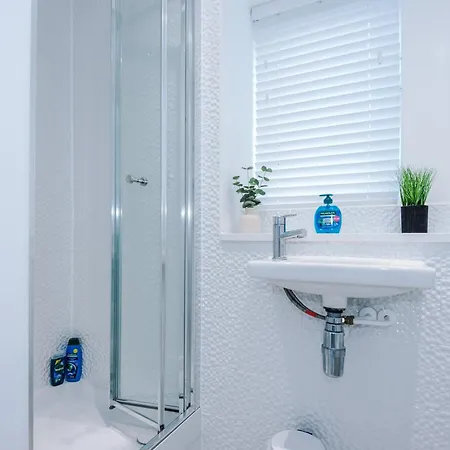 Modern 3br Townhouse In Central *