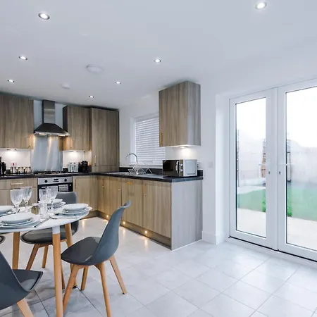 Modern 3br Townhouse In Central Nyaraló *