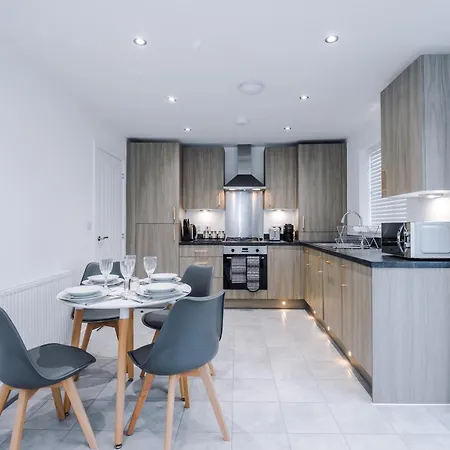 Modern 3br Townhouse In Central