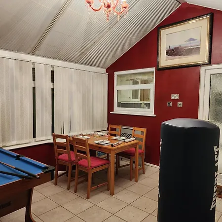 Modern 2Bed House Family Contractor Friendly Free Parking Quiet Area * מנצ'סטר