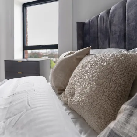 Apartment Modern 2br Apt In Salford For Up To 4 Guests!