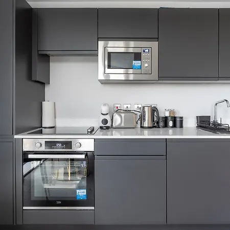 Modern 2br Apt In Salford For Up To 4 Guests!