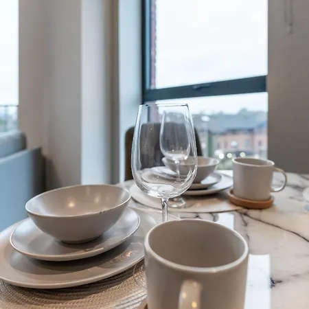 Modern 2br Apt In Salford For Up To 4 Guests!