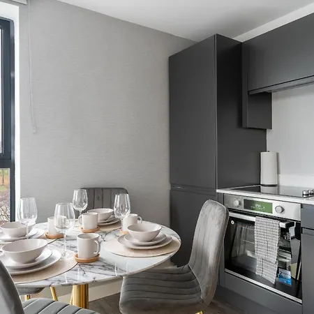 Modern 2br Apt In Salford For Up To 4 Guests! *