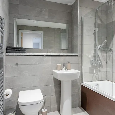 Modern 2br Apt In Salford For Up To 4 Guests! Appartement