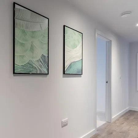 Modern 2br Apt In Salford For Up To 4 Guests! Apartment