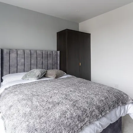 Modern 2br Apt In Salford For Up To 4 Guests! *