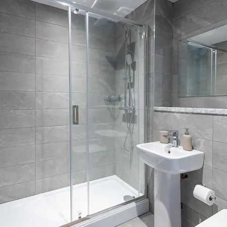 Apartment Modern 2br Apt In Salford For Up To 4 Guests!